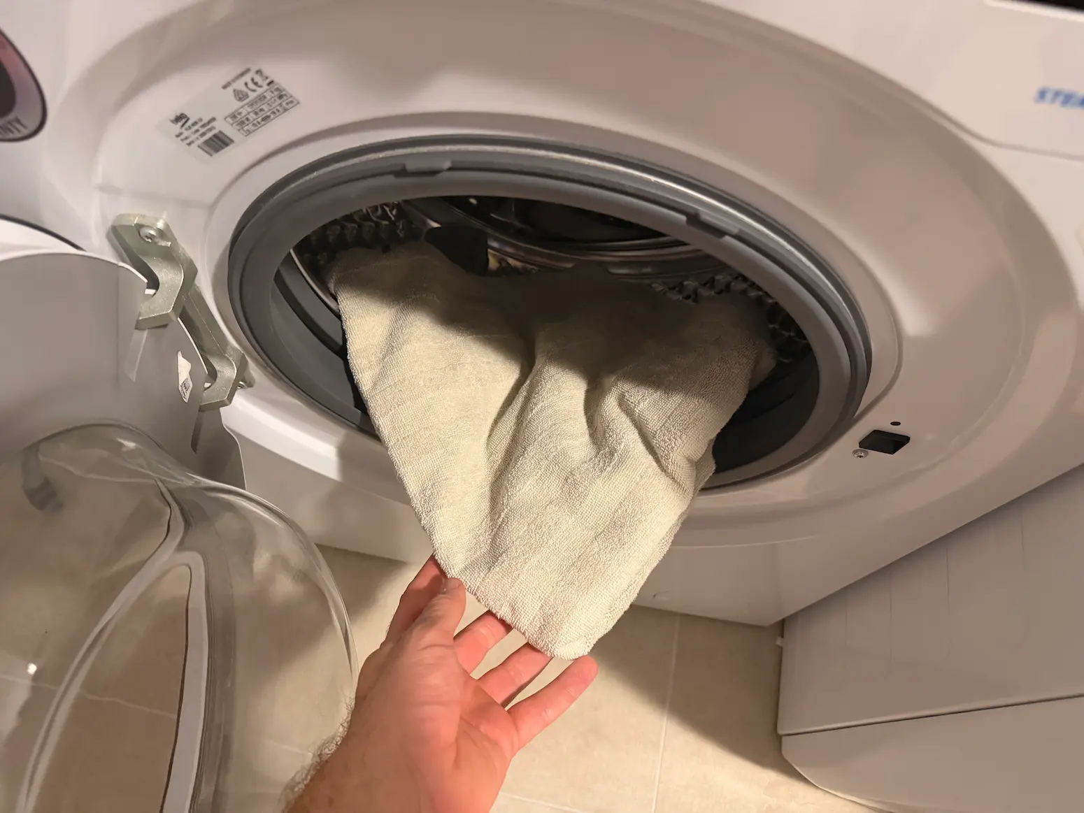 L’errore più comune nel lavaggio degli asciugamani che li rende rigidi e puzzolenti